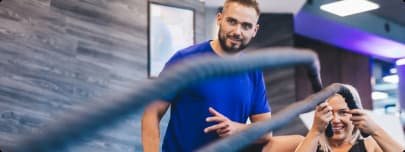 Activité fitness à domicile avec un coach sportif