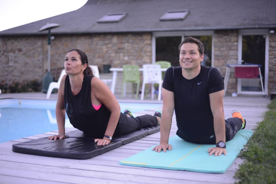 Séance de pilates à domicile avec un coach sportif