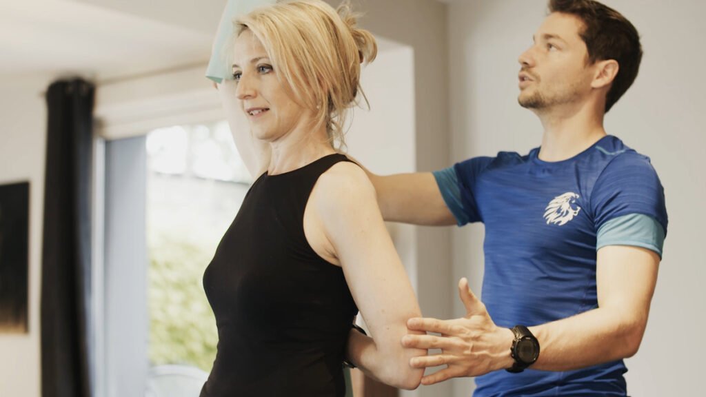 Séance d'étirement des muscles avec coach sportif