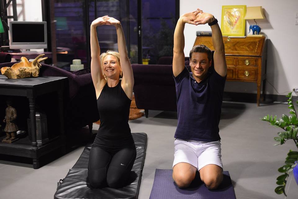 Séance de renforcement du dos à la maison avec un coach sportif