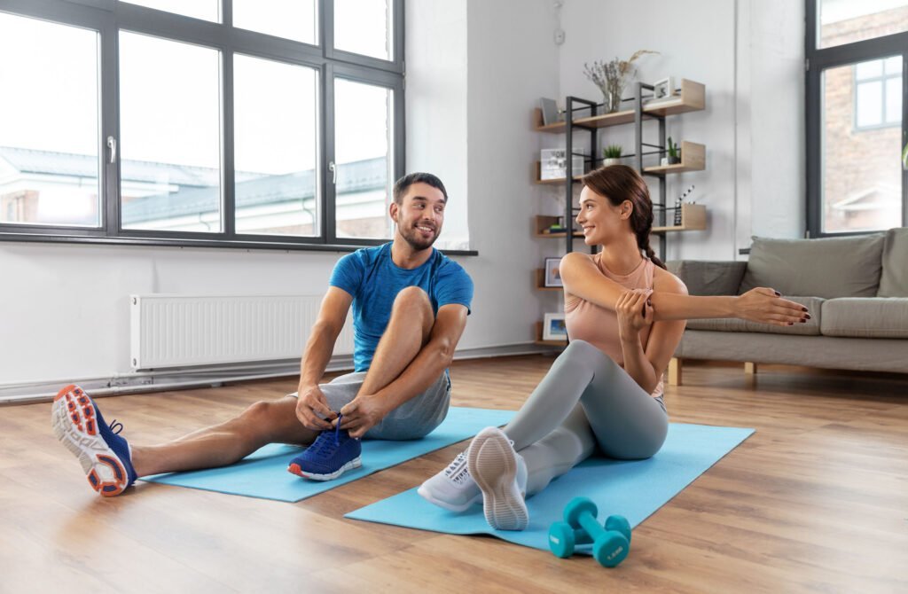 Coach et Cliente pratique musculation à domicile