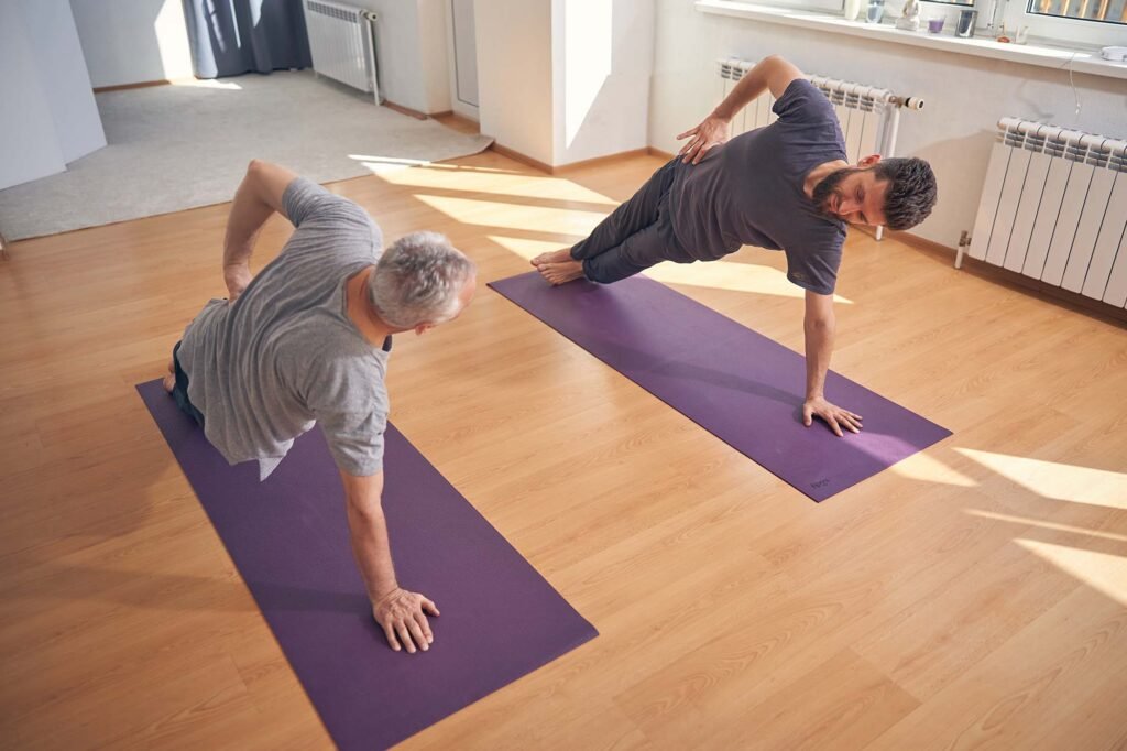 Coach de circuit training à domicile avec un coach sportif