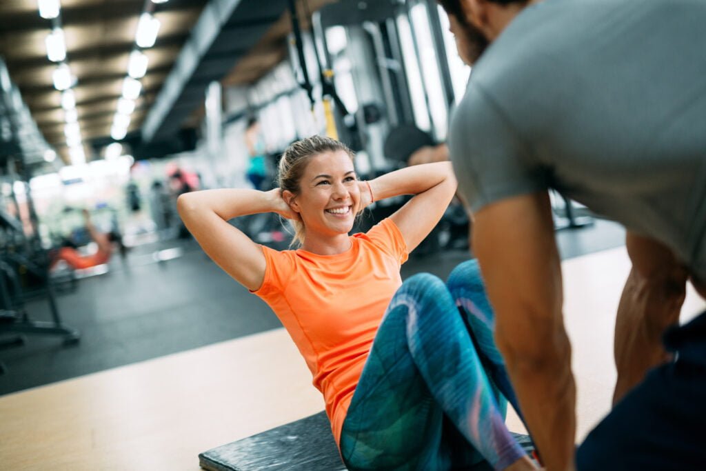 Séance privée de musculation à la maison avec un coach sportif