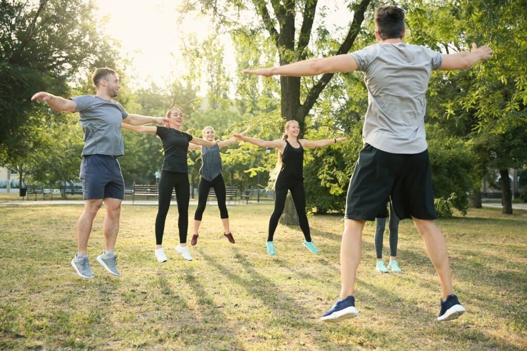 Séance de sport en entreprise en extérieur avec un coach sportif