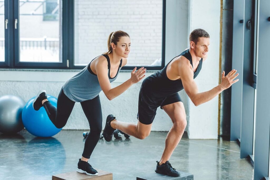 Séance de renforcement musculaire à domicile avec un coach sportif