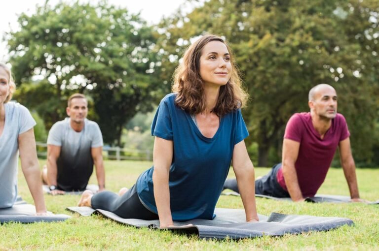 Séance de stretching en entreprise avec un coach sportif