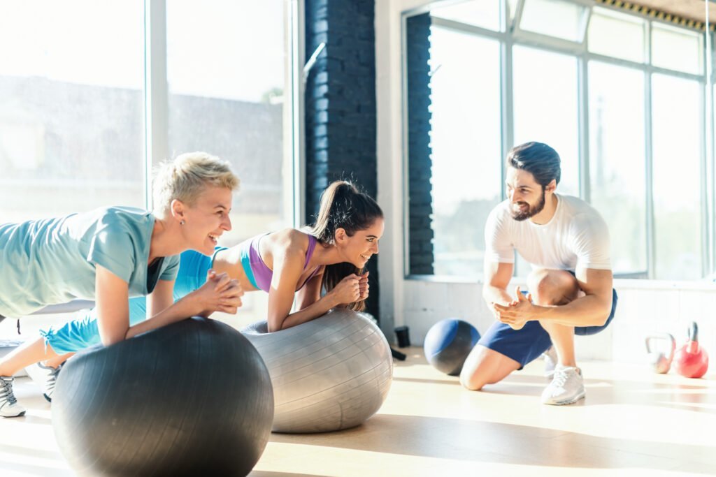 Séance de sport en entreprise avec un coach