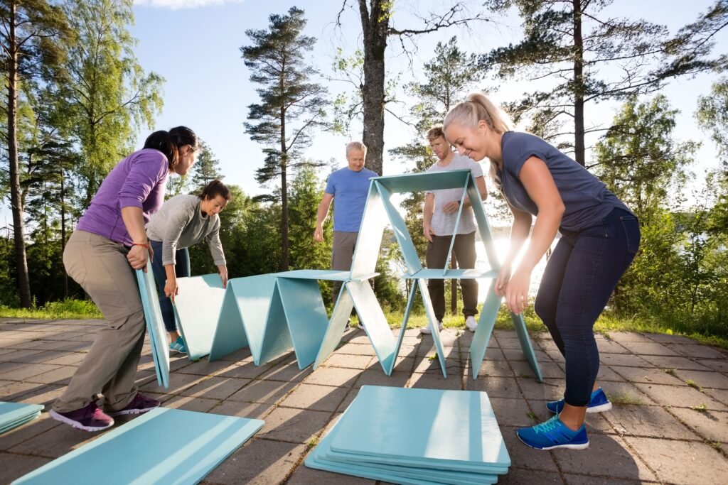 Cours de sport en extérieur en entreprise avec un coach sportif