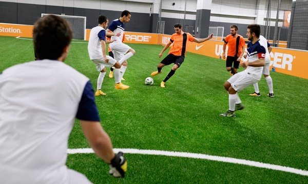 Football en entreprise avec un coach sportif